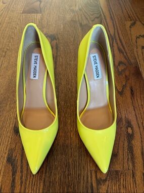 Steve Madden Vala Neon Yellow Patent Pointed-Toe Pumps size 9